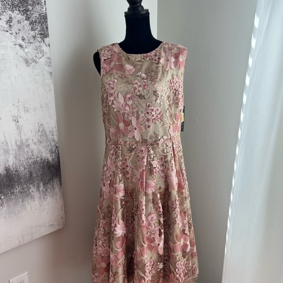 Tahari A-line Formal Dress with blush floral appliqués. Size 14 - Picture 3 of 8